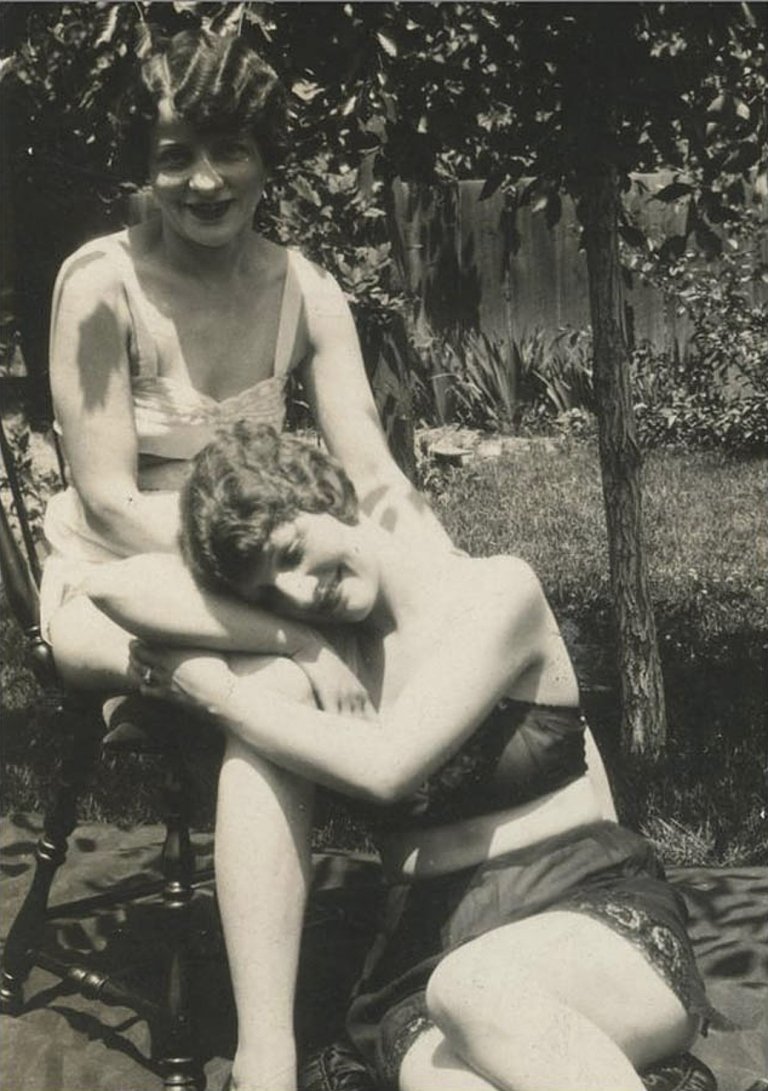 Σπάνιες φωτογραφίες: Λεσβίες του 1800 και των αρχών του 1900 αγκαλιάζονται και φιλιούνται με τις φίλες τους [εικόνες] | iefimerida.gr 14