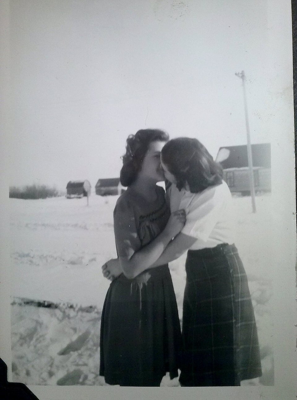 Σπάνιες φωτογραφίες: Λεσβίες του 1800 και των αρχών του 1900 αγκαλιάζονται και φιλιούνται με τις φίλες τους [εικόνες] | iefimerida.gr 22