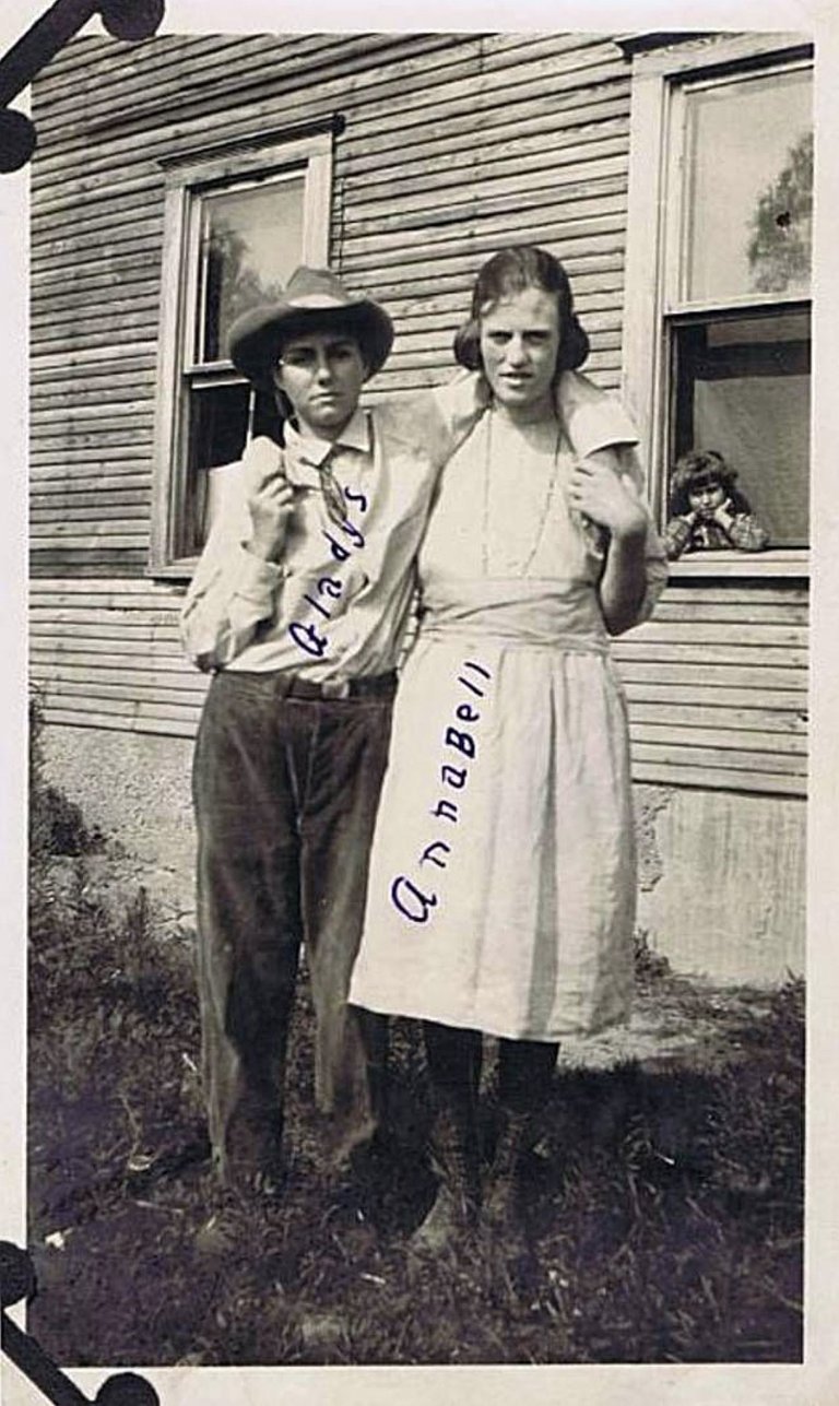 Σπάνιες φωτογραφίες: Λεσβίες του 1800 και των αρχών του 1900 αγκαλιάζονται και φιλιούνται με τις φίλες τους [εικόνες] | iefimerida.gr 5