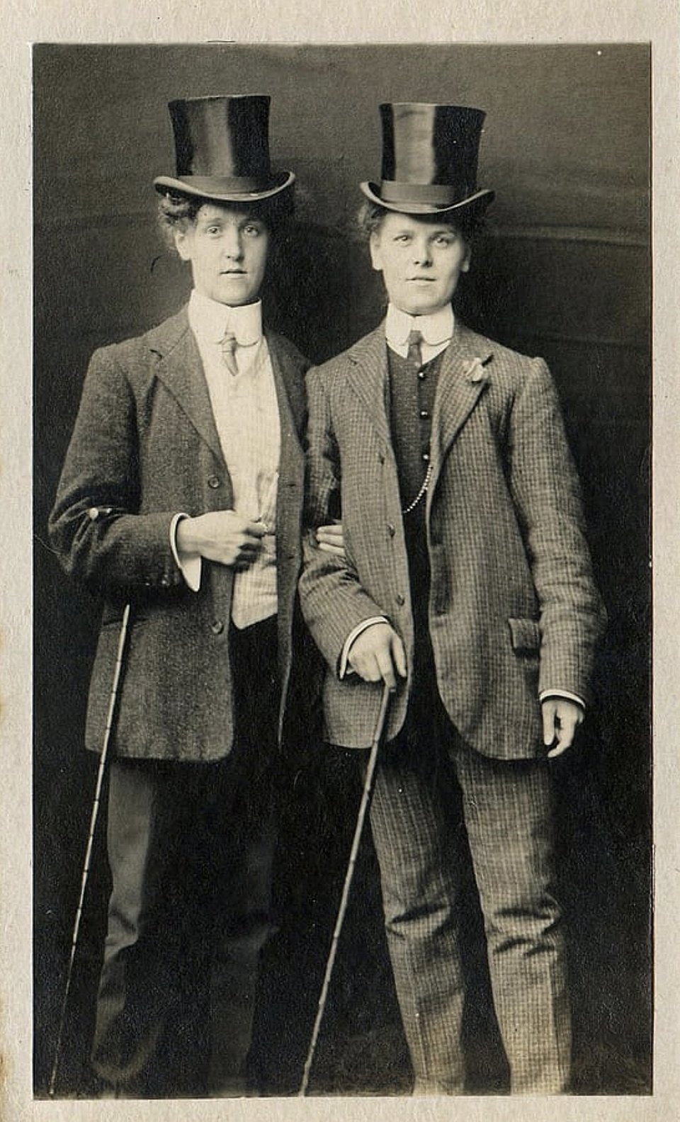 Σπάνιες φωτογραφίες: Λεσβίες του 1800 και των αρχών του 1900 αγκαλιάζονται και φιλιούνται με τις φίλες τους [εικόνες] | iefimerida.gr 6