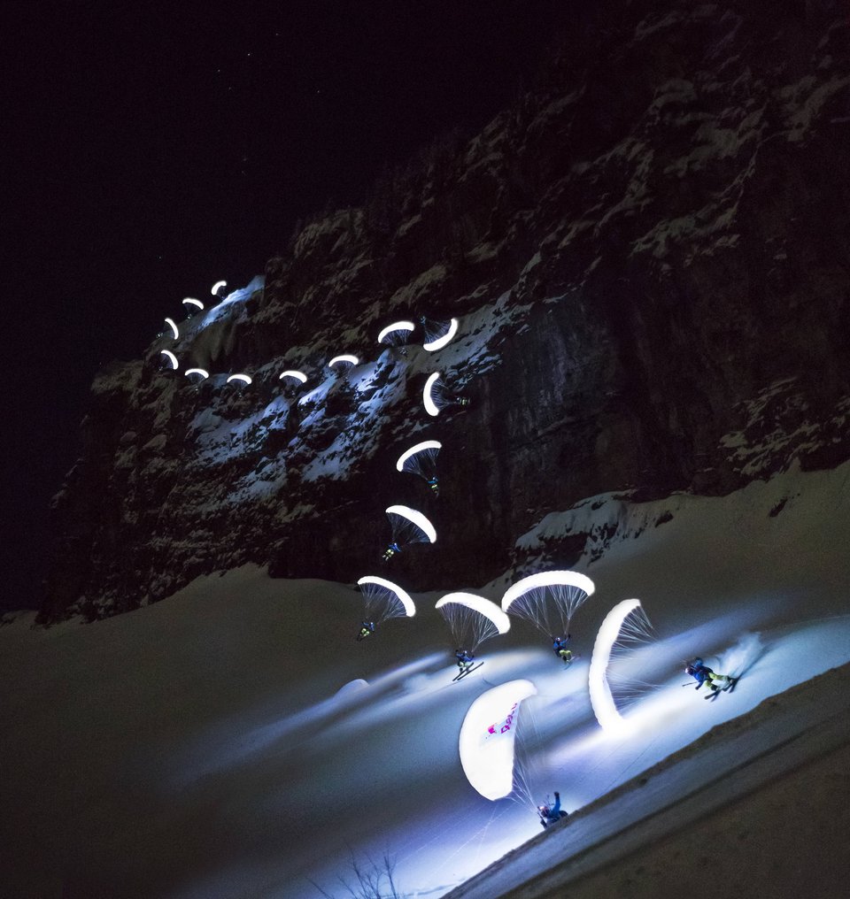 Μοναδικό θέαμα: Πτήση με αλεξίπτωτο πάνω από παγετώνα υπό το φως του φεγγαριού [εικόνες] | iefimerida.gr 0