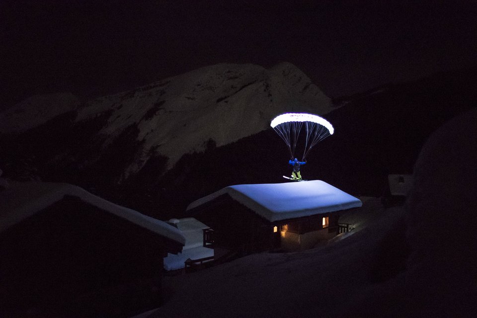 Μοναδικό θέαμα: Πτήση με αλεξίπτωτο πάνω από παγετώνα υπό το φως του φεγγαριού [εικόνες] | iefimerida.gr 1