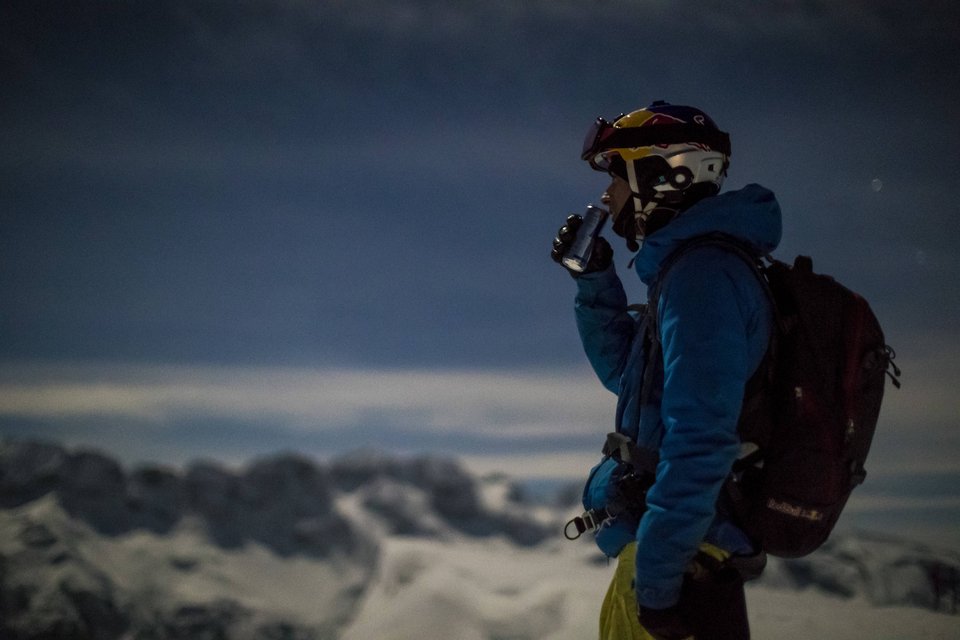 Μοναδικό θέαμα: Πτήση με αλεξίπτωτο πάνω από παγετώνα υπό το φως του φεγγαριού [εικόνες] | iefimerida.gr 2