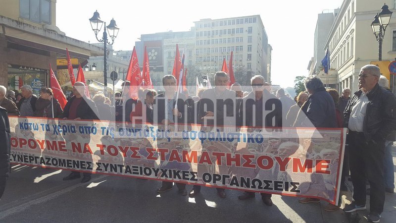 Ξύλο και χημικά -Φοιτητές και ΑΝΤΑΡΣΥΑ προσπάθησαν να εισβάλουν στη Βουλή [εικόνες & βίντεο] | iefimerida.gr 13