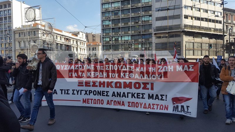 Ξύλο και χημικά -Φοιτητές και ΑΝΤΑΡΣΥΑ προσπάθησαν να εισβάλουν στη Βουλή [εικόνες & βίντεο] | iefimerida.gr 14