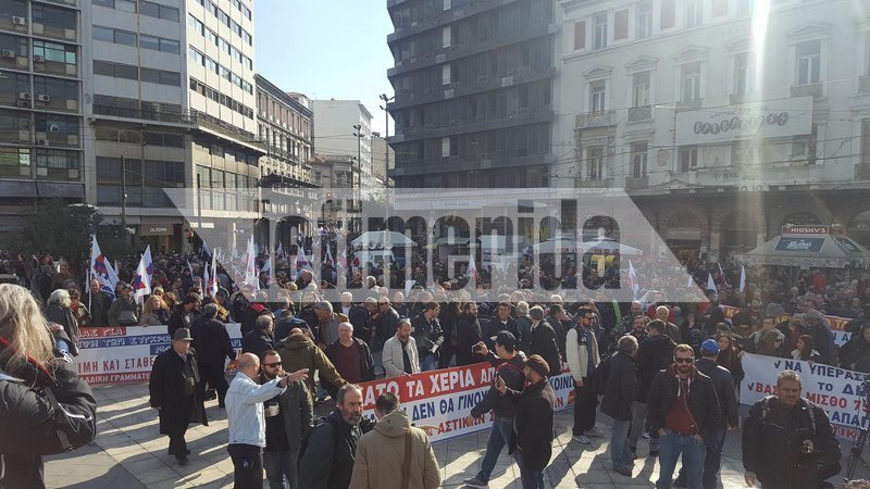 Ξύλο και χημικά -Φοιτητές και ΑΝΤΑΡΣΥΑ προσπάθησαν να εισβάλουν στη Βουλή [εικόνες & βίντεο] | iefimerida.gr 6