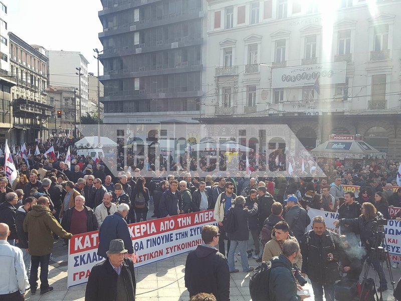 Ξύλο και χημικά -Φοιτητές και ΑΝΤΑΡΣΥΑ προσπάθησαν να εισβάλουν στη Βουλή [εικόνες & βίντεο] | iefimerida.gr 7