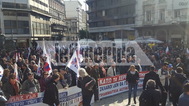 Ξύλο και χημικά -Φοιτητές και ΑΝΤΑΡΣΥΑ προσπάθησαν να εισβάλουν στη Βουλή [εικόνες & βίντεο] | iefimerida.gr 8