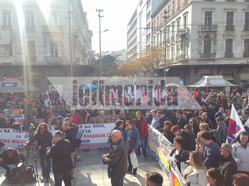 Ξύλο και χημικά -Φοιτητές και ΑΝΤΑΡΣΥΑ προσπάθησαν να εισβάλουν στη Βουλή [εικόνες & βίντεο] | iefimerida.gr 9