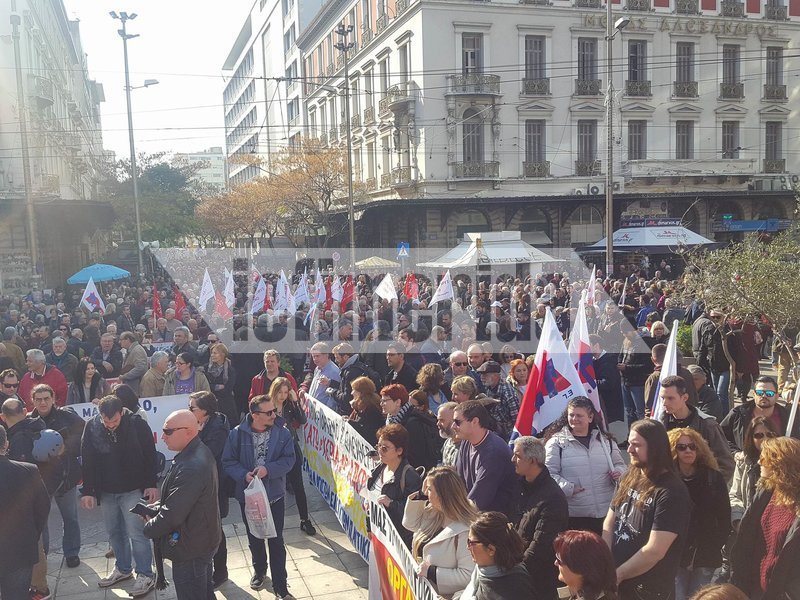 Ξύλο και χημικά -Φοιτητές και ΑΝΤΑΡΣΥΑ προσπάθησαν να εισβάλουν στη Βουλή [εικόνες & βίντεο] | iefimerida.gr 10