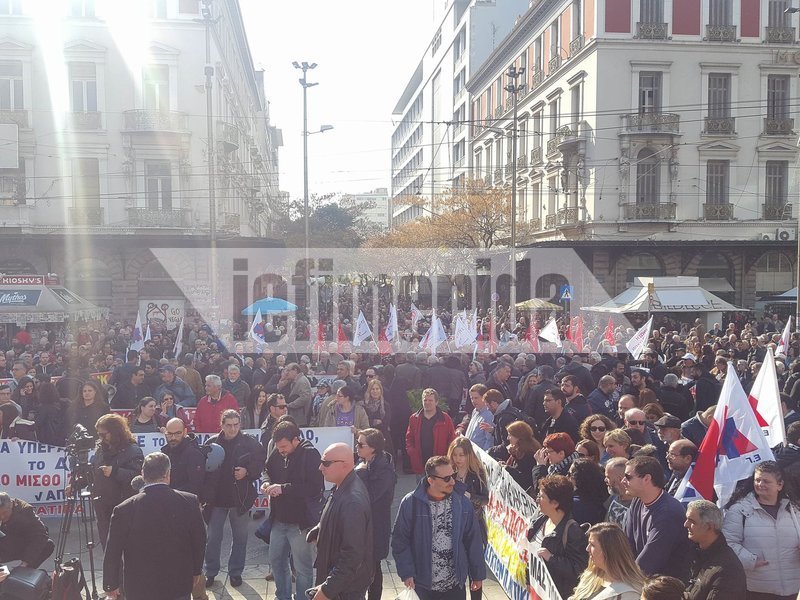 Ξύλο και χημικά -Φοιτητές και ΑΝΤΑΡΣΥΑ προσπάθησαν να εισβάλουν στη Βουλή [εικόνες & βίντεο] | iefimerida.gr 11