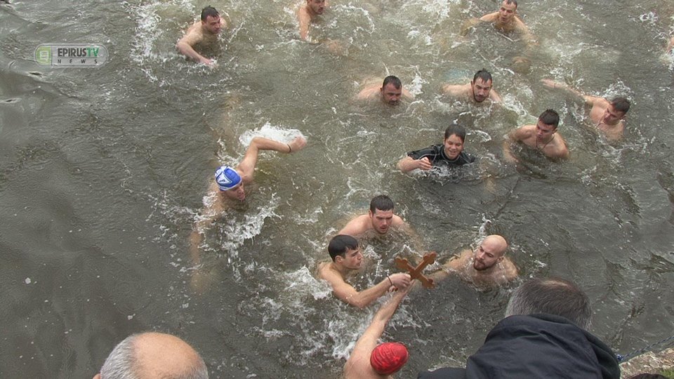 Θεοφάνεια: Από την Παμβώτιδα, στα παγωμένα Τζουμέρκα & τα ηλιόλουστα Χανιά [εικόνες & βίντεο] | iefimerida.gr 0