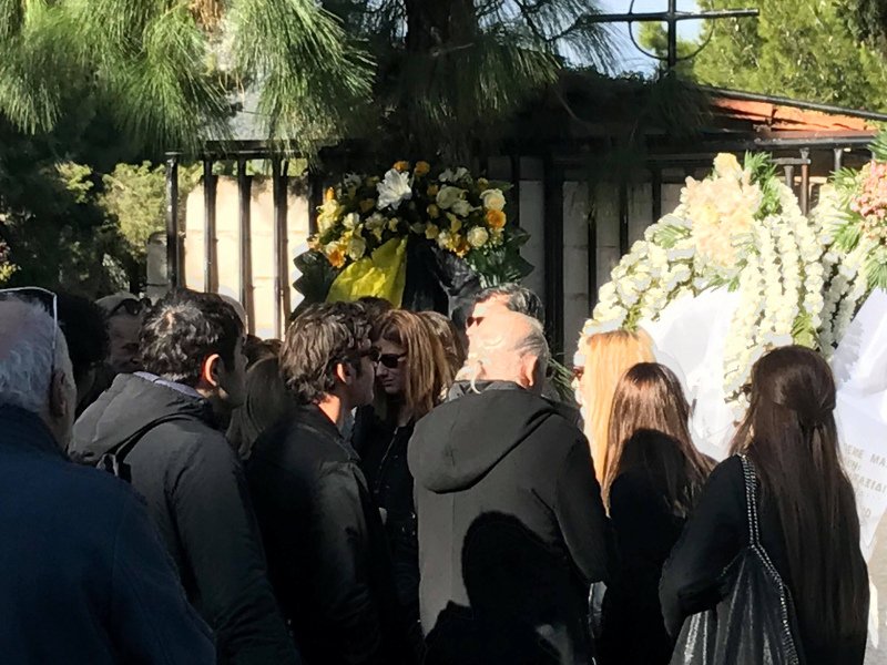 Συγκίνηση στην κηδεία του Τζίμη Πανούση -Καλλιτέχνες και πολιτικοί είπαν το τελευταίο αντίο [εικόνες & βίντεο] | iefimerida.gr 15