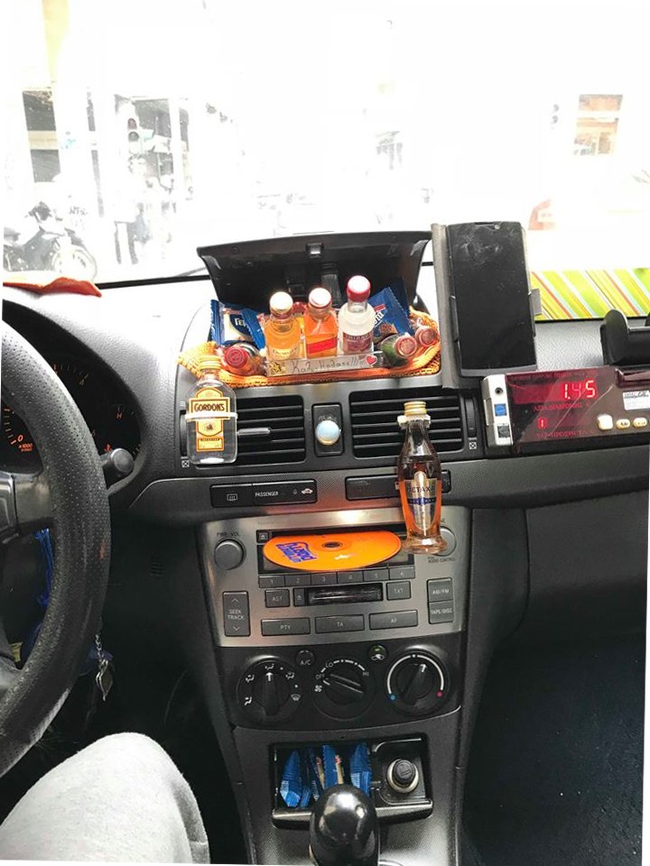 Στο ταξί του κ. Μάκη θα φας και πρωινό! Ο ταξιτζής που κερνάει τους πελάτες ό,τι λιχουδιά υπάρχει και το πρωί τους έχει καφέ και τυρόπιτα! [εικόνες] | iefimerida.gr 1