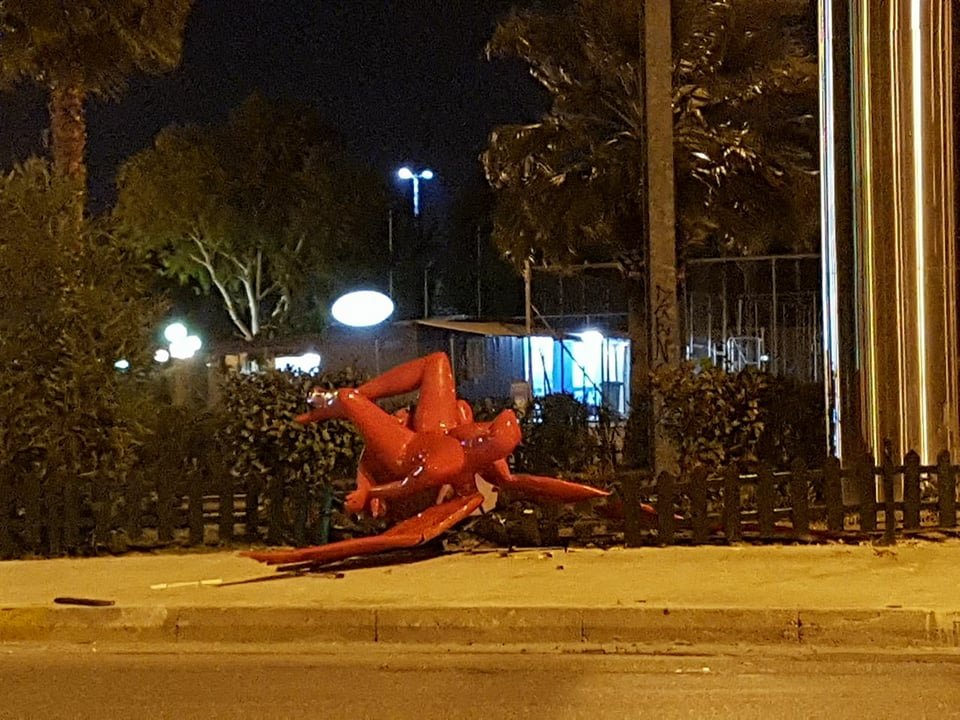 Τι ακριβώς συμβολίζει ο Phylax, ο «κόκκινος άγγελος» στο Π. Φάληρο που τον γκρέμισαν [εικόνες] | iefimerida.gr 0