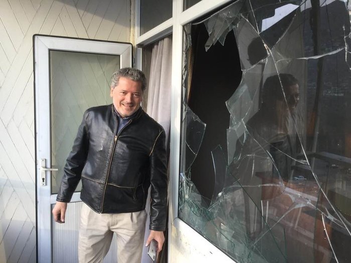 Ο Ελληνας πιλότος που ξεγέλασε τους Ταλιμπάν δείχνει το στρώμα όπου κρύφτηκε και το διαλυμένο δωμάτιό του [εικόνες] | iefimerida.gr 3