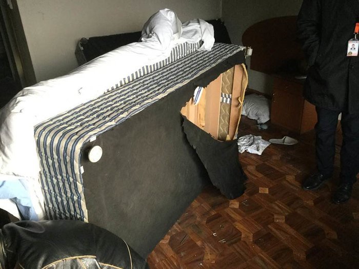 Ο Ελληνας πιλότος που ξεγέλασε τους Ταλιμπάν δείχνει το στρώμα όπου κρύφτηκε και το διαλυμένο δωμάτιό του [εικόνες] | iefimerida.gr 1