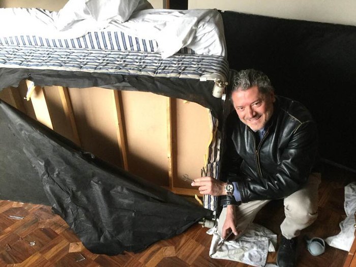 Ο Ελληνας πιλότος που ξεγέλασε τους Ταλιμπάν δείχνει το στρώμα όπου κρύφτηκε και το διαλυμένο δωμάτιό του [εικόνες] | iefimerida.gr 0