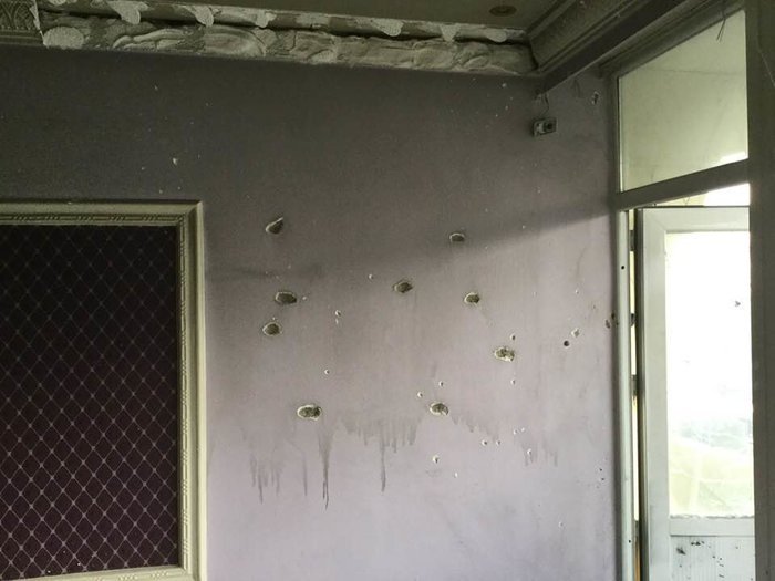 Ο Ελληνας πιλότος που ξεγέλασε τους Ταλιμπάν δείχνει το στρώμα όπου κρύφτηκε και το διαλυμένο δωμάτιό του [εικόνες] | iefimerida.gr 12