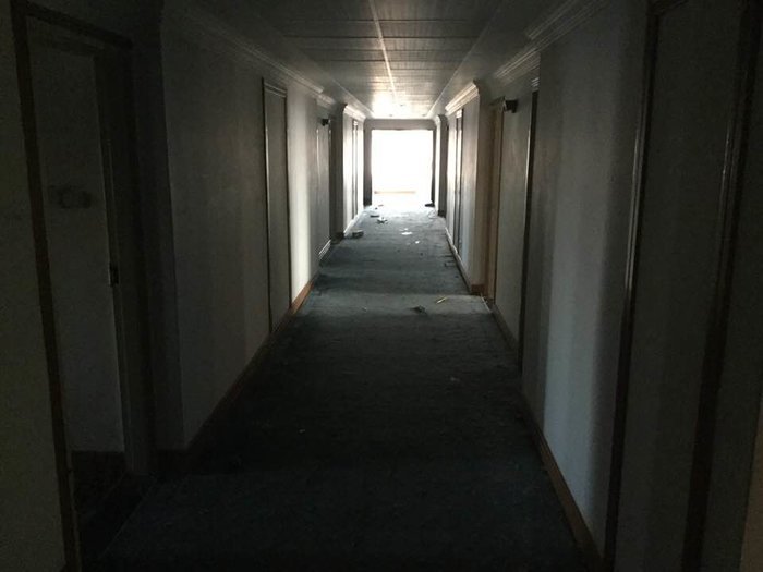 Ο Ελληνας πιλότος που ξεγέλασε τους Ταλιμπάν δείχνει το στρώμα όπου κρύφτηκε και το διαλυμένο δωμάτιό του [εικόνες] | iefimerida.gr 7