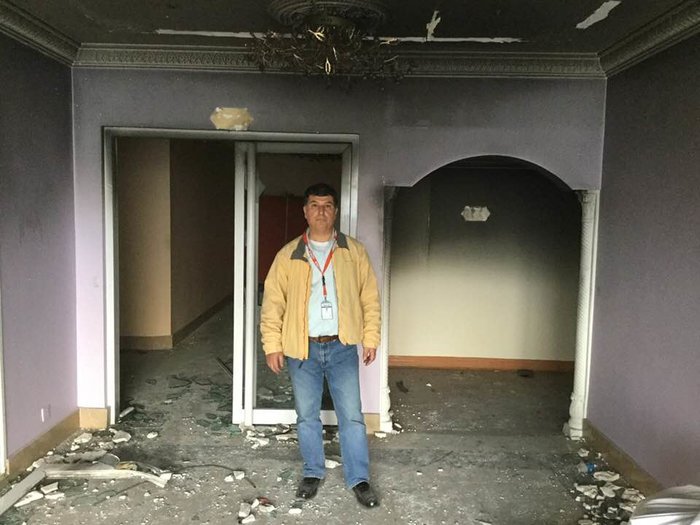 Ο Ελληνας πιλότος που ξεγέλασε τους Ταλιμπάν δείχνει το στρώμα όπου κρύφτηκε και το διαλυμένο δωμάτιό του [εικόνες] | iefimerida.gr 4