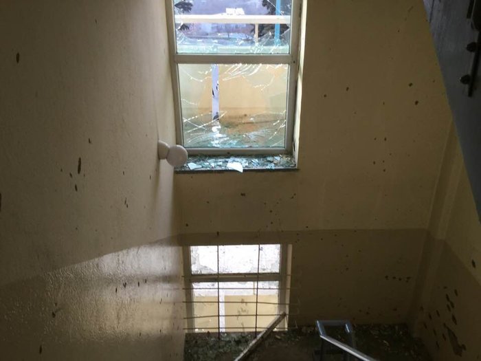 Ο Ελληνας πιλότος που ξεγέλασε τους Ταλιμπάν δείχνει το στρώμα όπου κρύφτηκε και το διαλυμένο δωμάτιό του [εικόνες] | iefimerida.gr 15