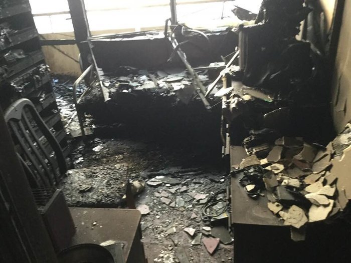 Ο Ελληνας πιλότος που ξεγέλασε τους Ταλιμπάν δείχνει το στρώμα όπου κρύφτηκε και το διαλυμένο δωμάτιό του [εικόνες] | iefimerida.gr 13