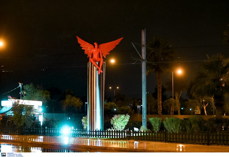 Τι ακριβώς συμβολίζει ο Phylax, ο «κόκκινος άγγελος» στο Π. Φάληρο που τον γκρέμισαν [εικόνες] | iefimerida.gr 4