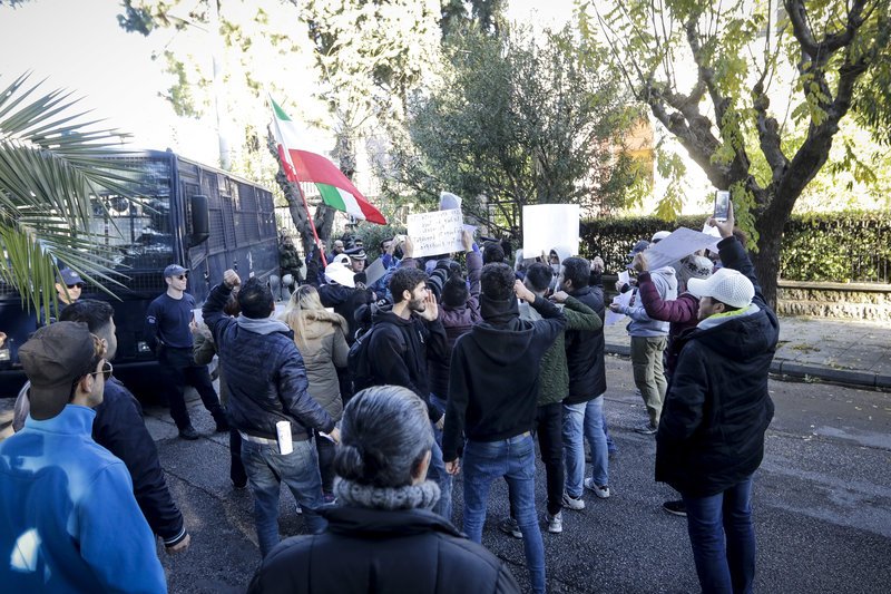 Επεισόδια έξω από την πρεσβεία του Ιράν στο Ψυχικό -18 συλλήψεις [εικόνες] | iefimerida.gr 0