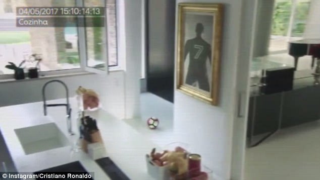 Απιαστη: Η βίλα του Ρονάλντο έχει νηπιαγωγείο και φυσικά... γήπεδο ποδοσφαίρου! [εικόνες] | iefimerida.gr 3