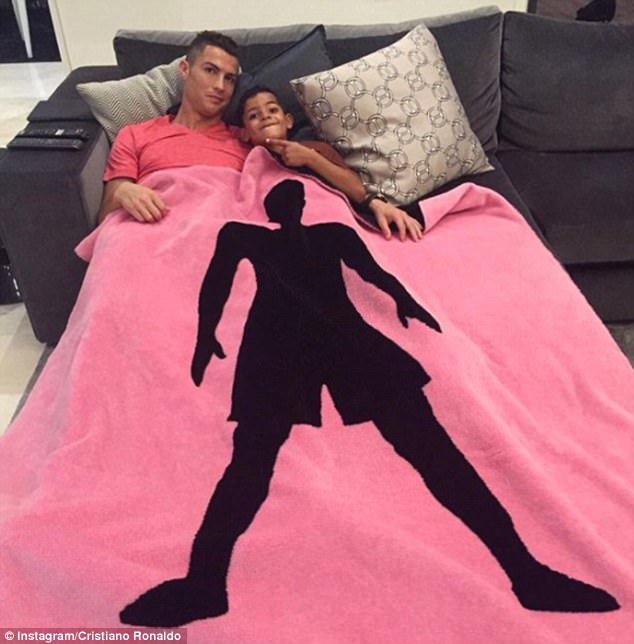 Απιαστη: Η βίλα του Ρονάλντο έχει νηπιαγωγείο και φυσικά... γήπεδο ποδοσφαίρου! [εικόνες] | iefimerida.gr 10