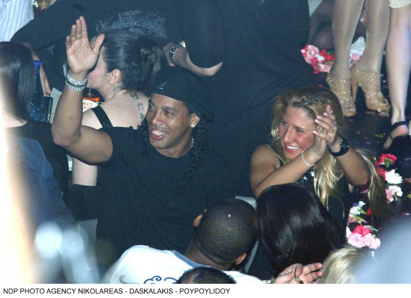 Από το γκολ-«σβήσιμο τσιγάρου», στα ψαλιδάκια και στα... μπουζούκια -Ο Ροναλντίνιο στα καλύτερά του [βίντεο] | iefimerida.gr 0