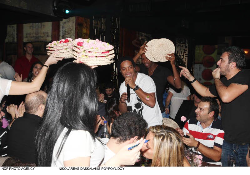 Από το γκολ-«σβήσιμο τσιγάρου», στα ψαλιδάκια και στα... μπουζούκια -Ο Ροναλντίνιο στα καλύτερά του [βίντεο] | iefimerida.gr 2