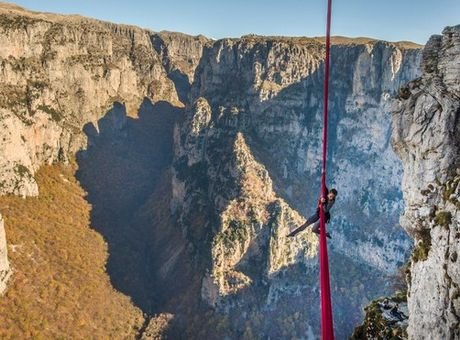 Η Κατερίνα Σολδάτου χόρεψε στο κενό, σε ύψος 800 μέτρων, στο φαράγγι του Βίκου [βίντεο] | iefimerida.gr 0