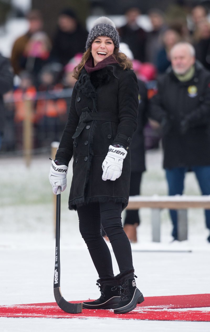 Η όλο νάζι και γκριμάτσα Κέιτ Μίντλετον και ο «κρύος» Γουίλιαμ -Επαιξαν χόκεϊ επί πάγου [εικόνες] | iefimerida.gr 7