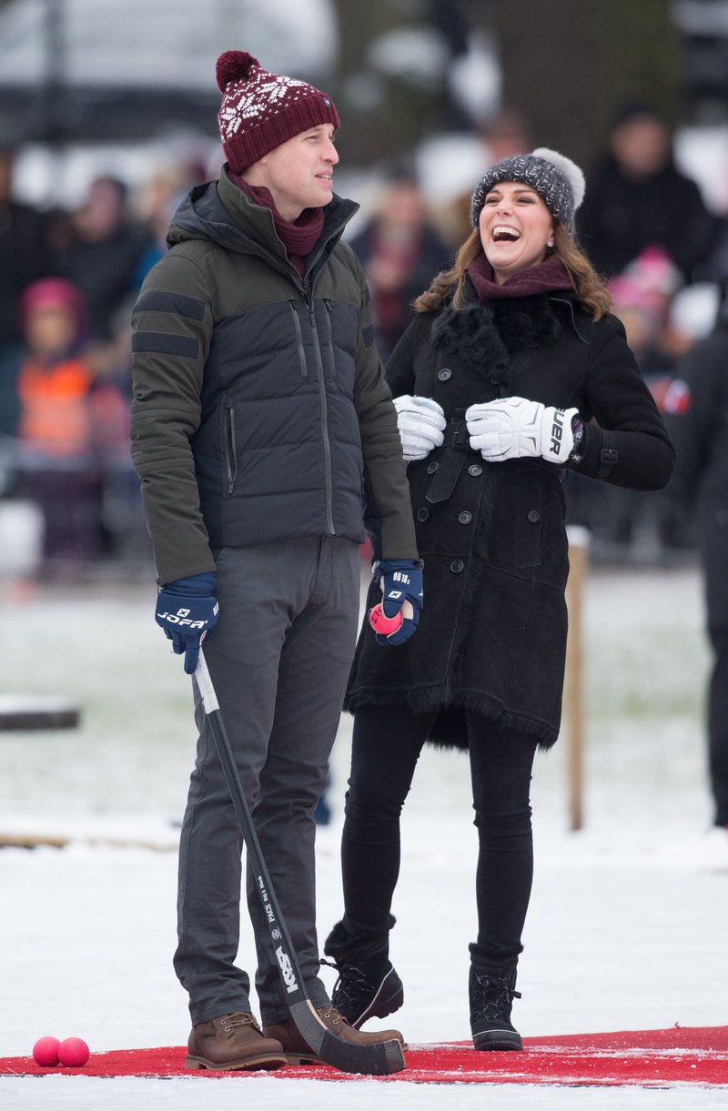 Η όλο νάζι και γκριμάτσα Κέιτ Μίντλετον και ο «κρύος» Γουίλιαμ -Επαιξαν χόκεϊ επί πάγου [εικόνες] | iefimerida.gr 3