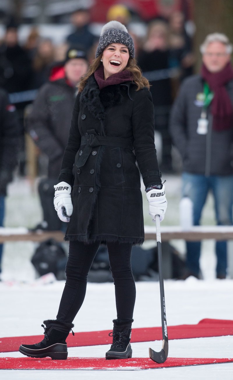 Η όλο νάζι και γκριμάτσα Κέιτ Μίντλετον και ο «κρύος» Γουίλιαμ -Επαιξαν χόκεϊ επί πάγου [εικόνες] | iefimerida.gr 10