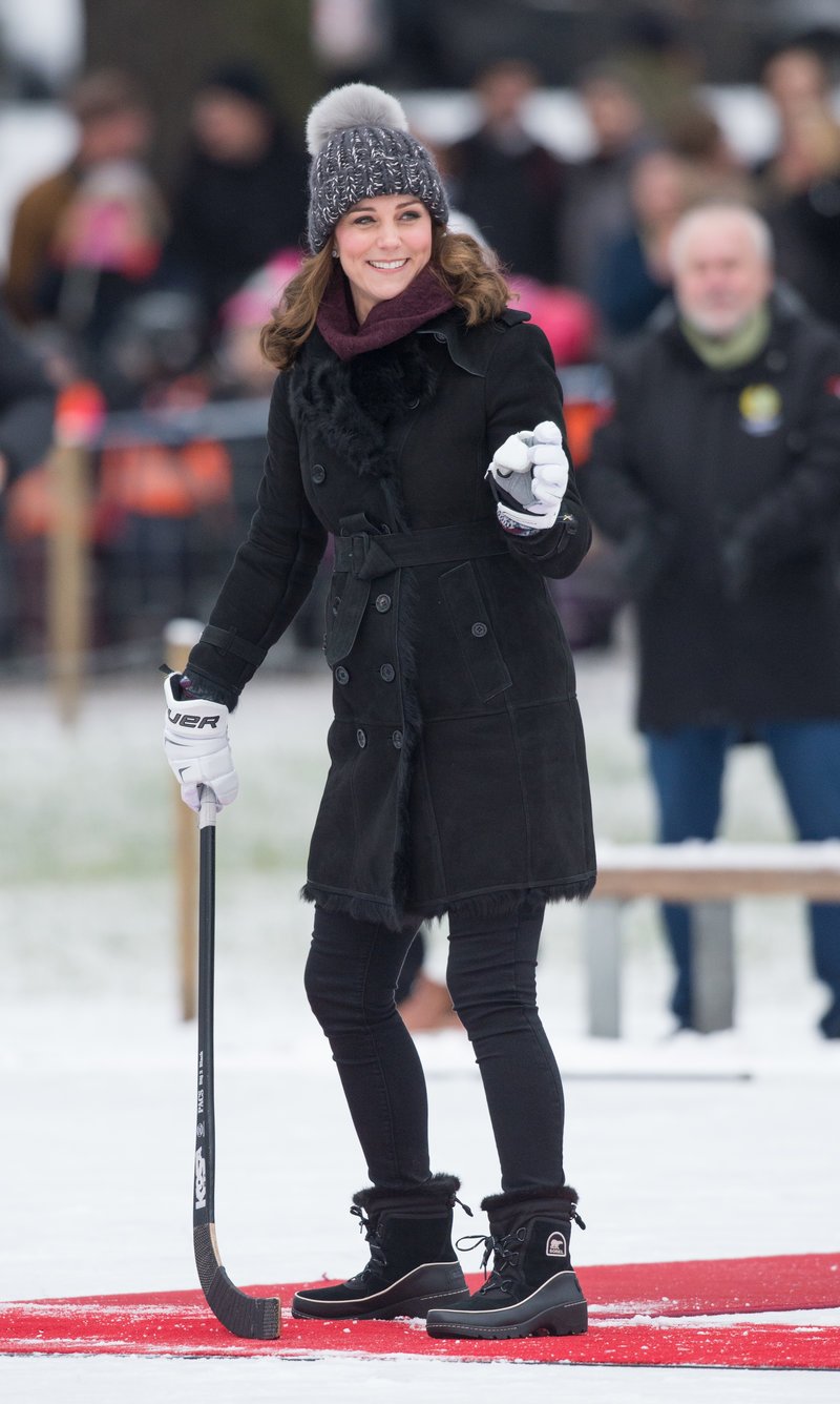 Η όλο νάζι και γκριμάτσα Κέιτ Μίντλετον και ο «κρύος» Γουίλιαμ -Επαιξαν χόκεϊ επί πάγου [εικόνες] | iefimerida.gr 6