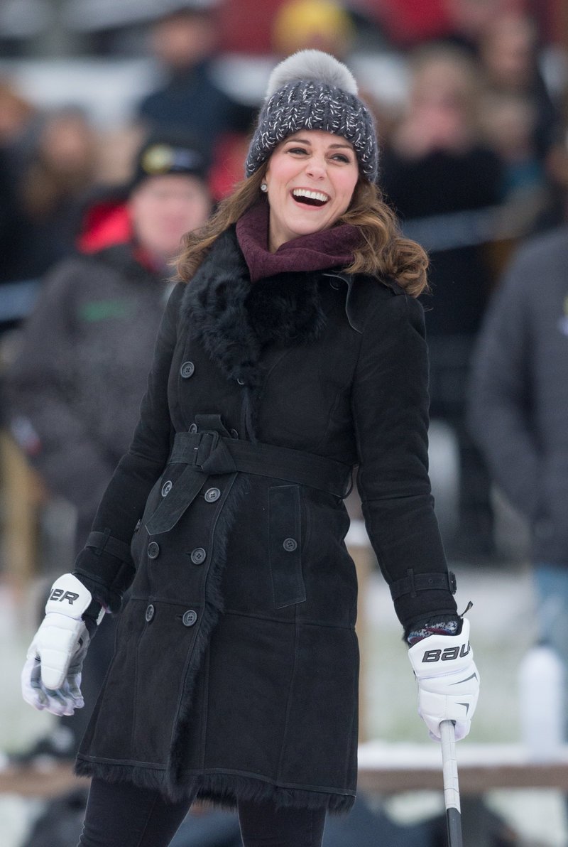 Η όλο νάζι και γκριμάτσα Κέιτ Μίντλετον και ο «κρύος» Γουίλιαμ -Επαιξαν χόκεϊ επί πάγου [εικόνες] | iefimerida.gr 8