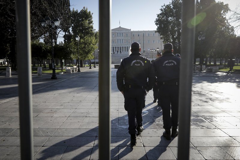 Φρούριο το Σύνταγμα -Περιπολικά, κάγκελα και αστυνομικοί σε δρόμους και ταράτσες [εικόνες] | iefimerida.gr 2