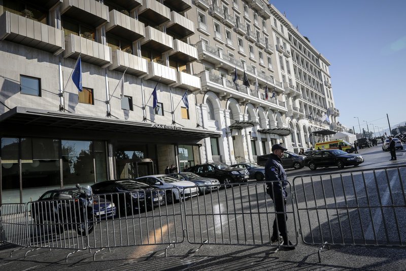 Φρούριο το Σύνταγμα -Περιπολικά, κάγκελα και αστυνομικοί σε δρόμους και ταράτσες [εικόνες] | iefimerida.gr 4