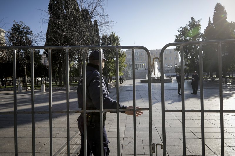 Φρούριο το Σύνταγμα -Περιπολικά, κάγκελα και αστυνομικοί σε δρόμους και ταράτσες [εικόνες] | iefimerida.gr 5