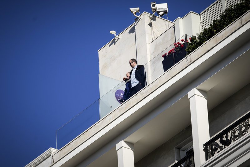 Φρούριο το Σύνταγμα -Περιπολικά, κάγκελα και αστυνομικοί σε δρόμους και ταράτσες [εικόνες] | iefimerida.gr 7