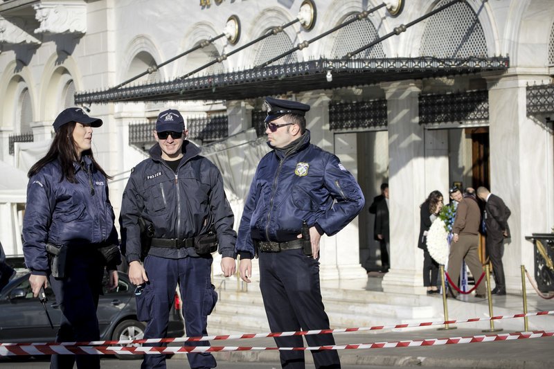 Φρούριο το Σύνταγμα -Περιπολικά, κάγκελα και αστυνομικοί σε δρόμους και ταράτσες [εικόνες] | iefimerida.gr 8
