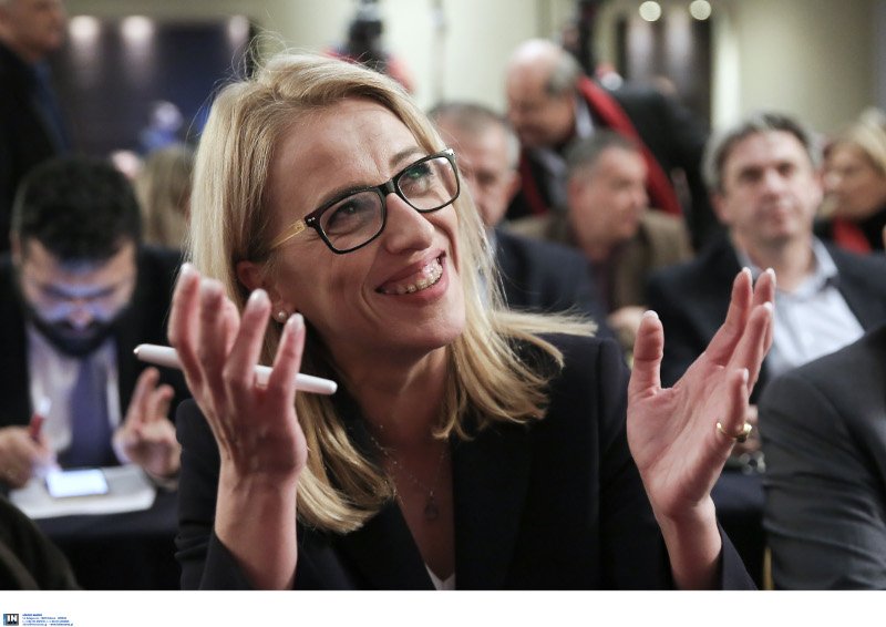 ΣΥΡΙΖΑ: Τα πηγαδάκια της Δούρου, το σαμπανιζέ πουκάμισο της Αχτσιόγλου και ο Καρανίκας [εικόνες] | iefimerida.gr 9