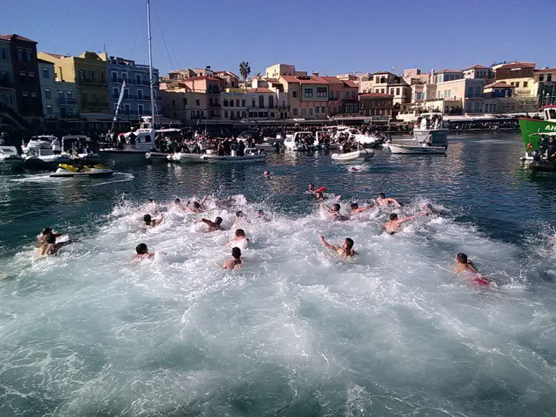 Θεοφάνεια: Από την Παμβώτιδα, στα παγωμένα Τζουμέρκα & τα ηλιόλουστα Χανιά [εικόνες & βίντεο] | iefimerida.gr 2
