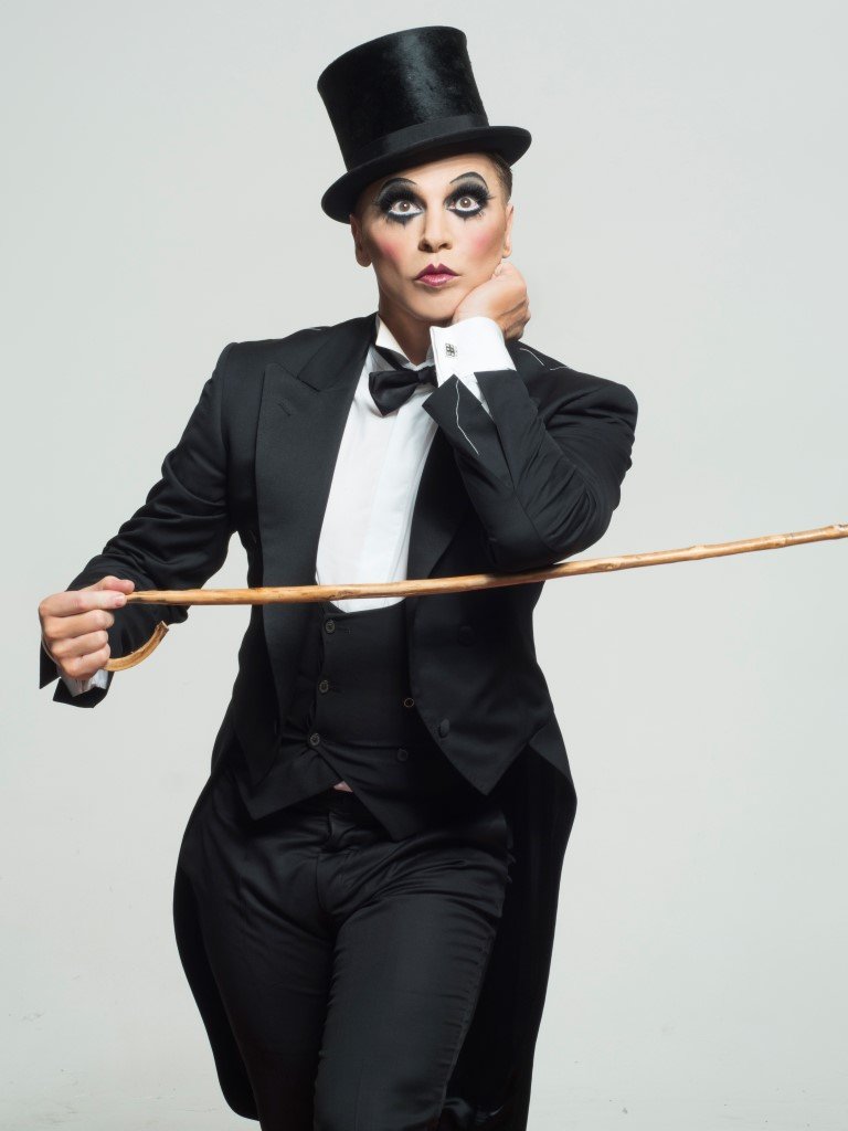 O Ζαχαράτος αφιερώνει την παράσταση «Καμπαρέ» στη Βουγιουκλάκη -Με μαύρο βέλο η Τάμτα [εικόνες] | iefimerida.gr 0