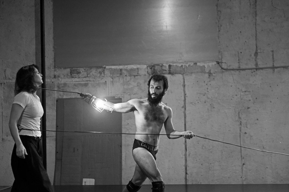 Στην Αθήνα η ομάδα-έκπληξη της Ευρώπης: Συνδυάζουν θέατρο & σύγχρονο τσίρκο [εικόνες] | iefimerida.gr 3