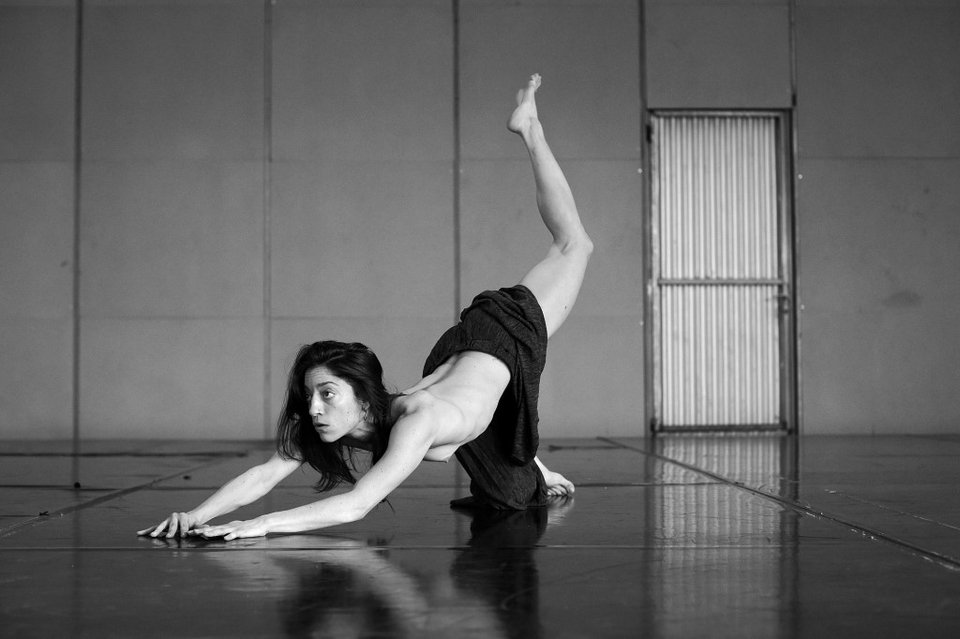 Στην Αθήνα η ομάδα-έκπληξη της Ευρώπης: Συνδυάζουν θέατρο & σύγχρονο τσίρκο [εικόνες] | iefimerida.gr 4