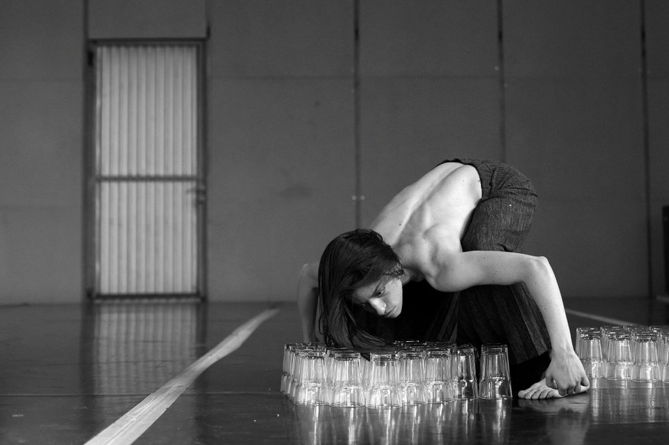 Στην Αθήνα η ομάδα-έκπληξη της Ευρώπης: Συνδυάζουν θέατρο & σύγχρονο τσίρκο [εικόνες] | iefimerida.gr 1